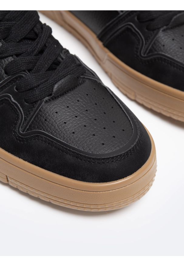 Big-Star - Sneakersy męskie z kontrastową podeszwą czarne NN174094 906. Kolor: czarny