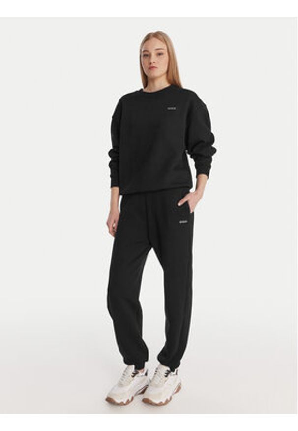 Guess Spodnie dresowe V6RB15 K9V31 Czarny Regular Fit. Kolor: czarny. Materiał: bawełna