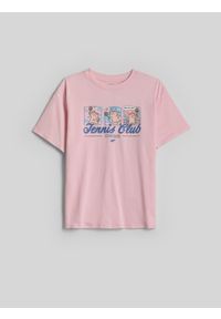 4f - 4F T-shirt loose z nadrukiem dziewczęcy - różowy 122/128 (6-8 lat). Okazja: na spacer, na uczelnię, na co dzień. Kolor: różowy. Materiał: materiał, dresówka, bawełna. Długość rękawa: krótki rękaw. Długość: krótkie. Wzór: nadruk. Sezon: lato. Styl: casual, klasyczny #1