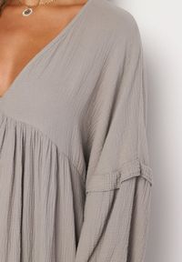 Born2be - Ciemnobeżowa Bawełniana Muślinowa Sukienka Ozdobiona Falbanką Perisea. Okazja: na co dzień. Typ kołnierza: dekolt w kształcie V. Kolor: beżowy. Materiał: bawełna. Wzór: aplikacja. Typ sukienki: proste. Styl: casual #3