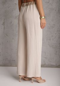 Renee - Beżowe Spodnie z Wiskozy High Waist Ozdobione Geometrycznym Motywem Iomane. Okazja: na co dzień. Stan: podwyższony. Kolor: beżowy. Materiał: wiskoza. Wzór: aplikacja, geometria. Styl: casual #3