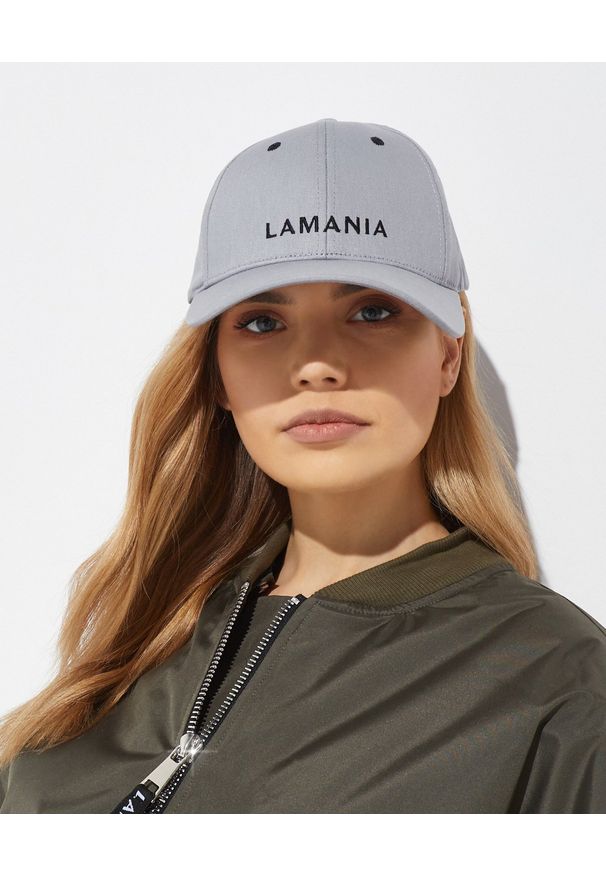 LA MANIA - Szara czapka z daszkiem Que Grey. Kolor: szary. Materiał: bawełna. Wzór: haft. Styl: casual, elegancki