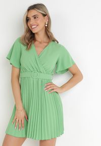 Born2be - Zielona Sukienka Plisowana z Kopertowym Dekoltem Zamiya. Kolor: zielony. Materiał: materiał. Długość rękawa: krótki rękaw. Typ sukienki: kopertowe #1