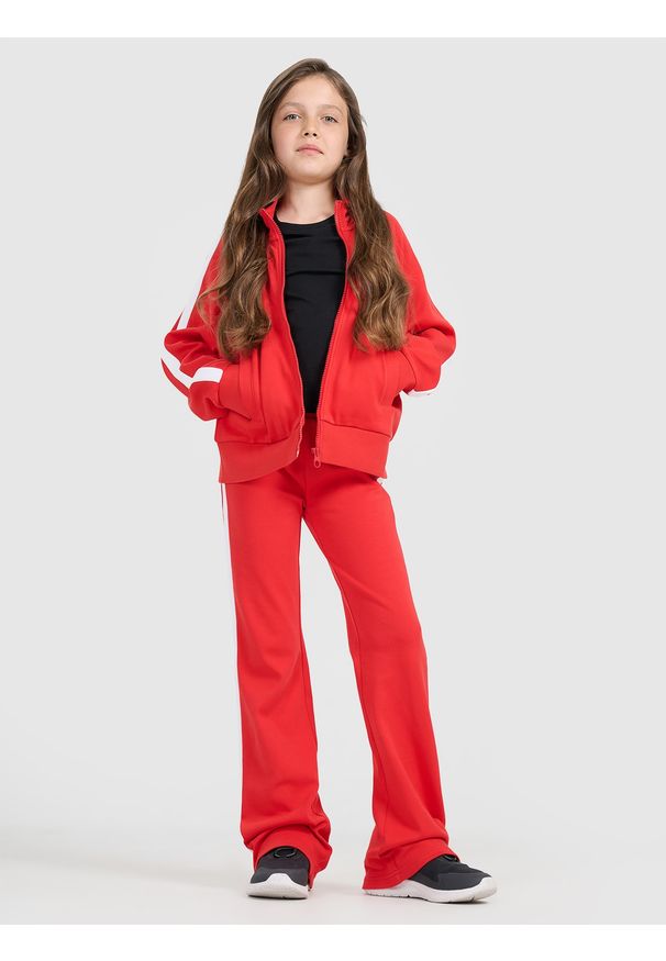 4f - 4F Bluza dresowa rozpinana bez kaptura dziewczęca - czerwona 158 (12-13 lat). Okazja: na co dzień. Typ kołnierza: bez kaptura. Kolor: czerwony. Materiał: dresówka. Długość rękawa: raglanowy rękaw. Wzór: gładki, ze splotem. Sezon: lato. Styl: sportowy, casual, elegancki