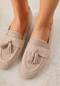 Renee - Beżowe Perforowane Mokasyny z Imitacji Zamszu Zdobione Frędzlami Vaeliane. Okazja: na co dzień. Kolor: beżowy. Materiał: zamsz. Wzór: aplikacja. Styl: casual, elegancki #7