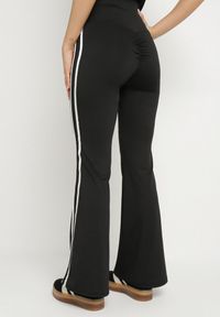 Born2be - Czarne Marszczone Legginsy Dzwony z Wysokim Stanem i Lampasami Nakatia. Okazja: na co dzień. Stan: podwyższony. Kolor: czarny. Styl: sportowy, elegancki, casual #5