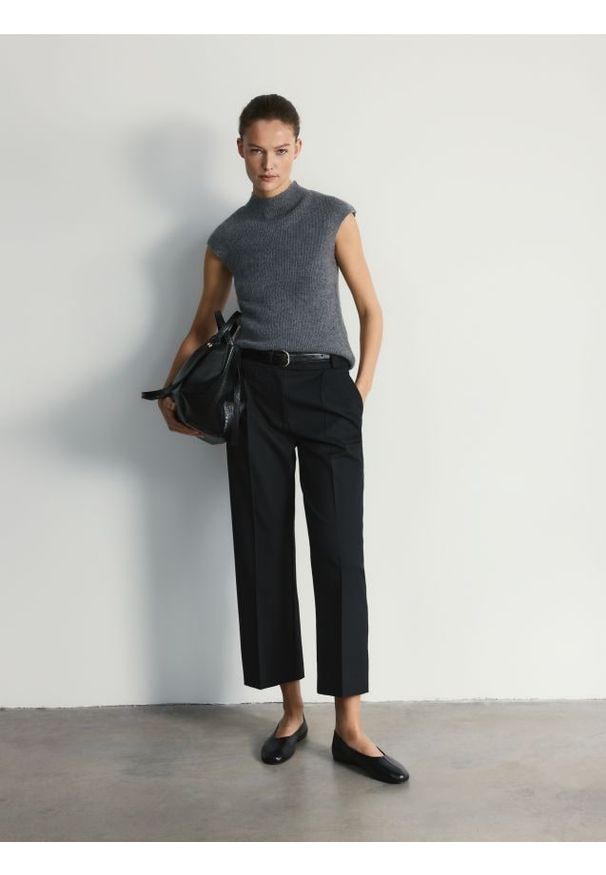 Reserved - Spodnie z kantem - czarny. Kolor: czarny. Materiał: wiskoza, tkanina