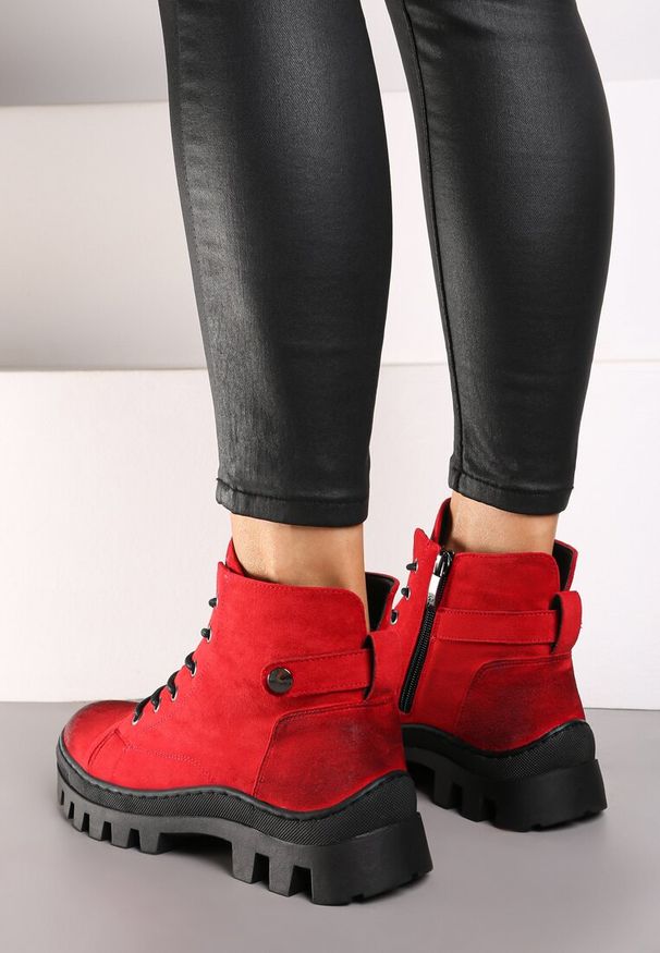 Born2be - Czerwone Botki na Grubej Podeszwie w Stylu Traperów ze Sznurowaniem Arviva. Okazja: na co dzień. Kolor: czerwony. Materiał: wełna, jeans. Obcas: na obcasie. Styl: casual. Wysokość obcasa: średni