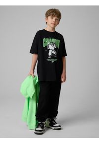 4f - 4F T-shirt loose z nadrukiem chłopięcy - czarny 122/128 (6-8 lat). Okazja: na co dzień, na uczelnię. Kolor: czarny. Materiał: materiał. Wzór: nadruk. Sezon: lato. Styl: casual, sportowy #2