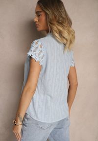 Renee - Niebieska Bluzka z Tłoczonej Tkaniny z Bawełny Zdobiona Koronką Adivlolla. Okazja: na co dzień. Typ kołnierza: dekolt w kształcie V. Kolor: niebieski. Materiał: koronka, bawełna, tkanina. Długość rękawa: krótki rękaw. Długość: krótkie. Wzór: koronka, aplikacja. Styl: casual, elegancki #5