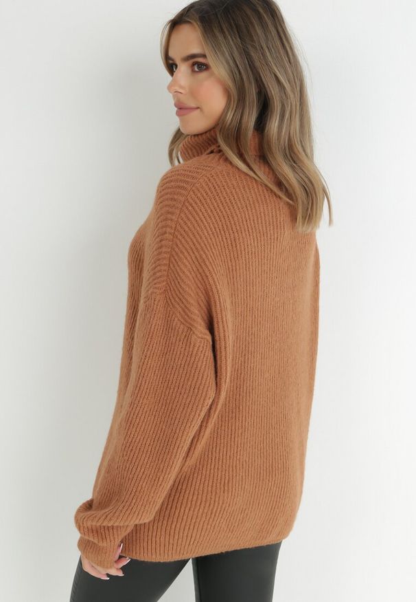 Born2be - Jasnobrązowy Golf Oversize Out Of This World. Okazja: na spacer, na co dzień. Typ kołnierza: golf. Kolor: brązowy. Materiał: dzianina, wiskoza, skóra, jeans. Długość: długie. Wzór: prążki. Styl: casual, klasyczny, elegancki