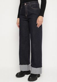 Born2be - Granatowe Jeansy z Szerokimi Podwiniętymi Nogawkami Zenise. Okazja: na co dzień. Stan: podwyższony. Kolor: niebieski. Wzór: aplikacja. Styl: elegancki, casual, klasyczny