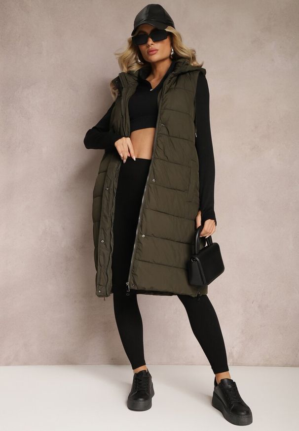 Renee - Ciemnozielona Pikowana Kamizelka Bezrękawnik o Przedłużonym Fasonie z Kapturem Tawari. Typ kołnierza: kaptur. Kolor: zielony. Materiał: zamsz, dzianina. Długość rękawa: bez rękawów