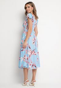 Born2be - Niebieska Sukienka w Kwiaty z Dekoltem Łódką z Bawełną o Rozkloszowanym Kroju Annilva. Okazja: na spacer, na imprezę, na co dzień. Typ kołnierza: dekolt w łódkę. Kolor: niebieski. Materiał: bawełna. Długość rękawa: krótki rękaw. Wzór: kwiaty. Sezon: wiosna, lato. Styl: klasyczny, casual, elegancki #5