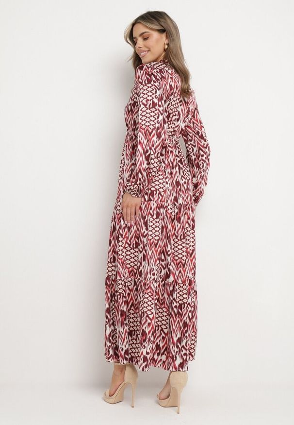 Born2be - Czerwona Rozkloszowana Sukienka z Paskiem w Talii i Falbanką Zapinana na Guziki Loremarie. Okazja: na co dzień. Kolor: czerwony. Wzór: aplikacja. Typ sukienki: proste. Styl: elegancki, casual