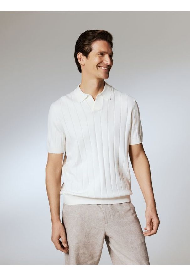 Reserved - Strukturalny sweter polo - złamana biel. Typ kołnierza: polo. Materiał: dzianina, bawełna