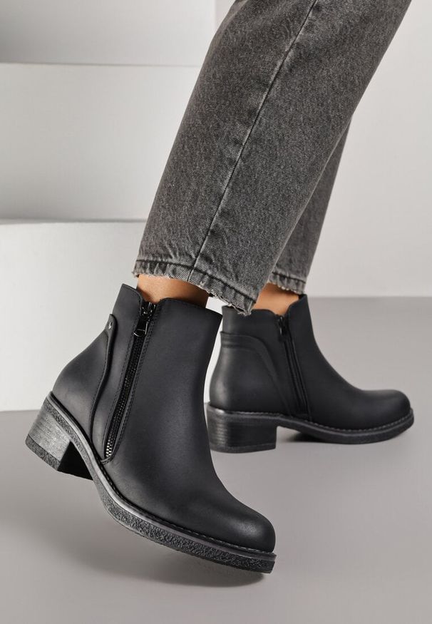 Born2be - Czarne Botki do Kostki Zdobione Suwakiem przy Cholewce Ilosela. Okazja: na co dzień. Zapięcie: zamek. Kolor: czarny. Materiał: jeans. Szerokość cholewki: normalna. Wzór: aplikacja. Obcas: na płaskiej podeszwie. Styl: casual, elegancki