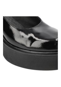 Czarne Półbuty Karino Eleganckie Lakierowane Obuwie Damskie. Okazja: na co dzień. Kolor: czarny. Materiał: lakier. Wzór: gładki. Obcas: na obcasie. Styl: elegancki. Wysokość obcasa: średni #3