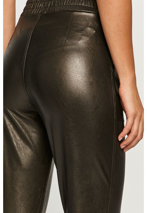 Spanx - Spodnie. Stan: podwyższony. Kolor: czarny. Materiał: skóra