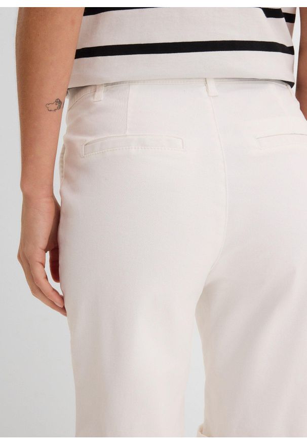 bonprix - Bermudy ze stretchem. Kolor: biały. Sezon: lato