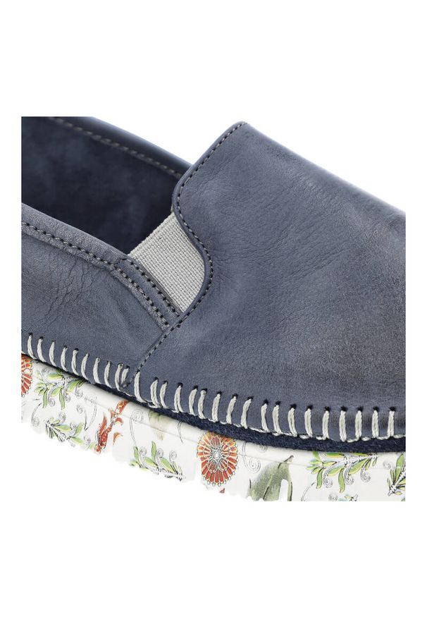 Niebieskie Wygodne Półbuty Maciejka Modne Buty Damskie. Okazja: na spacer, na co dzień. Zapięcie: bez zapięcia. Kolor: niebieski. Materiał: skóra, guma. Wzór: kwiaty. Sezon: wiosna. Styl: casual