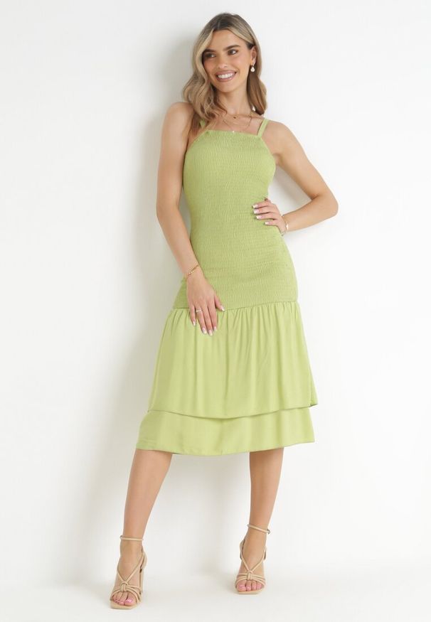 Born2be - Zielona Wiskozowa Sukienka Midi o Dopasowanym Fasonie Ilynn. Typ kołnierza: dekolt kwadratowy. Kolor: zielony. Materiał: wiskoza. Długość rękawa: na ramiączkach. Długość: midi