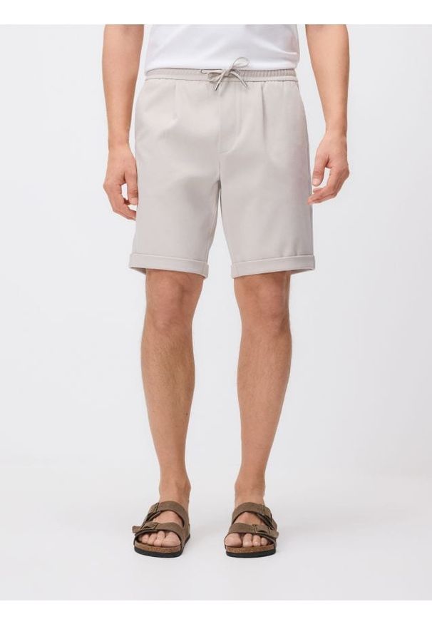 Reserved - Szorty regular fit - beżowy. Kolor: beżowy. Materiał: dzianina, włókno
