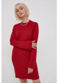 Superdry Sukienka kolor czerwony mini dopasowana. Kolor: czerwony. Materiał: tkanina. Długość rękawa: długi rękaw. Typ sukienki: dopasowane. Długość: mini #4