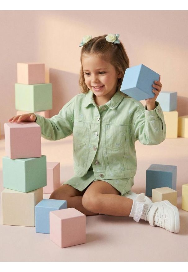 Sinsay - Kurtka jeansowa z haftowanym motywem kwiatowym - turkusowy. Kolor: turkusowy. Materiał: jeans. Wzór: haft, kwiaty