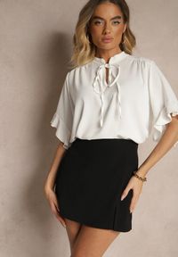 Renee - Biała Bluzka z Falbanami i Wiązaniem Fadeassa. Okazja: na co dzień. Kolor: biały. Sezon: lato, wiosna. Styl: casual