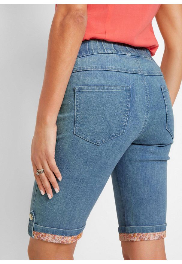 bonprix - Bermudy dżinsowe z kolorowym wywinięciem. Kolor: niebieski. Wzór: kolorowy. Sezon: lato