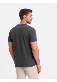 Ombre Clothing - Casualowy t-shirt męski z naszytą kieszonką - grafitowy V11 OM-TSCT-0109 - XXL. Okazja: na co dzień. Kolor: zielony. Materiał: bawełna, materiał, jersey, dzianina, skóra. Długość rękawa: krótki rękaw. Długość: krótkie. Wzór: aplikacja. Styl: casual #5