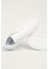 Calvin Klein Jeans - Buty. Nosek buta: okrągły. Zapięcie: sznurówki. Kolor: biały. Materiał: syntetyk, materiał, skóra ekologiczna, guma. Szerokość cholewki: normalna. Obcas: na obcasie. Wysokość obcasa: średni #4
