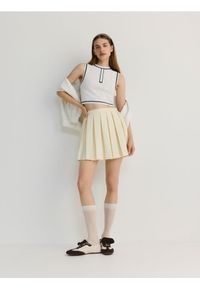 Reserved - Plisowana spódnica mini w sportowym stylu - jasnożółty. Kolor: żółty. Materiał: wełna, tkanina. Styl: sportowy #1
