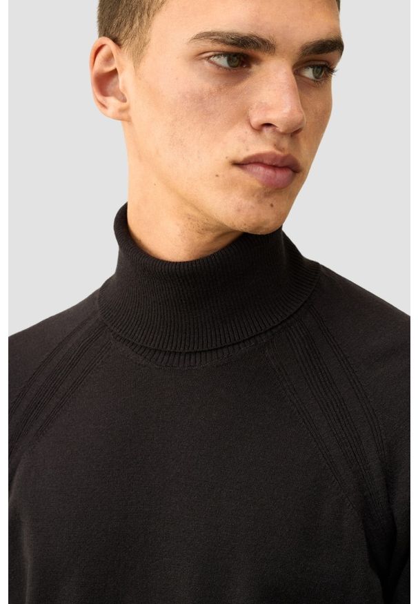 C.P. Company - C.P. COMPANY Czarny męski golf Turtle Neck, Rozmiar XL. Okazja: na co dzień. Typ kołnierza: golf. Kolor: czarny. Materiał: poliester, wełna. Styl: elegancki, casual