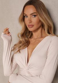 Renee - Beżowa Bluzka z Wiskozą Ozdobiona Marszczeniem Acceria. Okazja: na co dzień. Kolor: beżowy. Materiał: wiskoza. Wzór: aplikacja. Styl: elegancki, casual