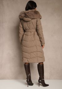 Renee - Ciemnobeżowa Kurtka z Pikowanymi Przeszyciami Futerkiem i Paskiem Serapella. Okazja: na spacer, na imprezę. Kolor: beżowy. Materiał: futro #5