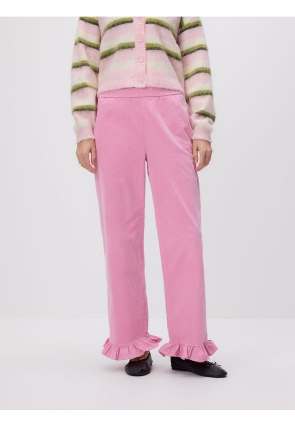 Reserved - Spodnie z falbanką - pastelowy róż. Kolor: różowy. Materiał: tkanina, bawełna