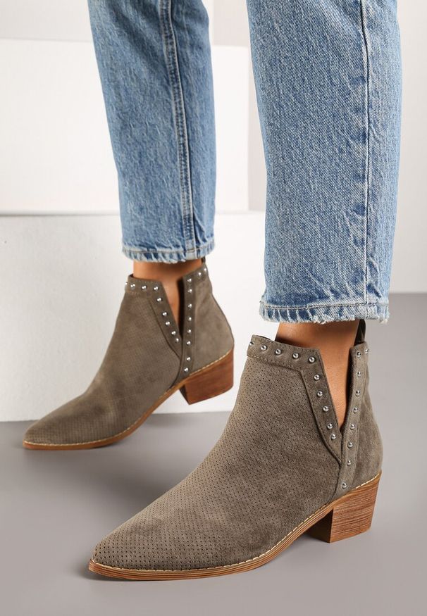 Born2be - Zielone Ażurowe Botki Vices na Obcasie Ozdobione Wycięciem i Nitami Lilfedi. Okazja: do pracy, na co dzień, na spotkanie biznesowe. Kolor: zielony. Materiał: jeans, dzianina. Wzór: aplikacja, ażurowy. Obcas: na obcasie. Styl: klasyczny, biznesowy, elegancki, casual, boho. Wysokość obcasa: średni