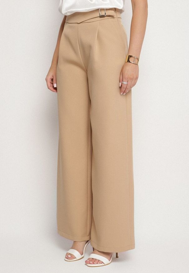 Born2be - Jasnobrązowy Garnitur Dwurzędowa Marynarka z Usztywnionymi Ramionami i Spodnie Sonavitia. Kolor: beżowy