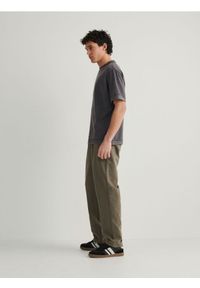 Reserved - Spodnie jogger - ciemnozielony. Kolor: zielony. Materiał: bawełna #1