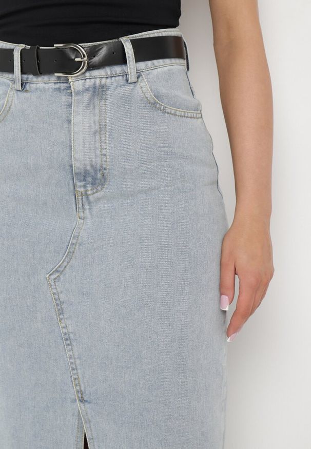 Born2be - Jasnoniebieska Spódnica Jeansowa o Ołówkowym Kroju z Rozcięciem z Przodu Ramalla. Okazja: do pracy, na spotkanie biznesowe. Kolor: niebieski. Materiał: jeans. Styl: klasyczny, biznesowy