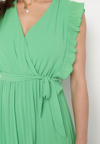 Born2be - Zielona Plisowana Sukienka Maxi Wiskozowa z Kopertowym Dekoltem i Falbankami Glimes. Typ kołnierza: kołnierz z falbankami. Kolor: zielony. Materiał: wiskoza. Typ sukienki: kopertowe. Długość: maxi #3