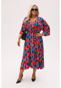 Moda Size Plus Iwanek - Sukienka Noelia - Fiesta - w żywy miks turkusu, czerwieni i fioletu w kulistym wzorze PLUS SIZE XXL OVERSIZE. Okazja: do pracy, na co dzień. Kolekcja: plus size. Kolor: czerwony. Materiał: wiskoza, tkanina. Wzór: nadruk. Sezon: lato. Typ sukienki: oversize, dla puszystych. Styl: casual, elegancki