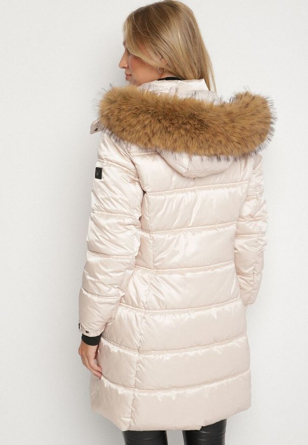 Born2be - Beżowa Długa Kurtka Pikowana z Kapturem z Futrem z Możliwością Odpięcia Feneia. Okazja: na co dzień. Typ kołnierza: kaptur. Kolor: beżowy. Materiał: futro. Długość: długie. Styl: casual