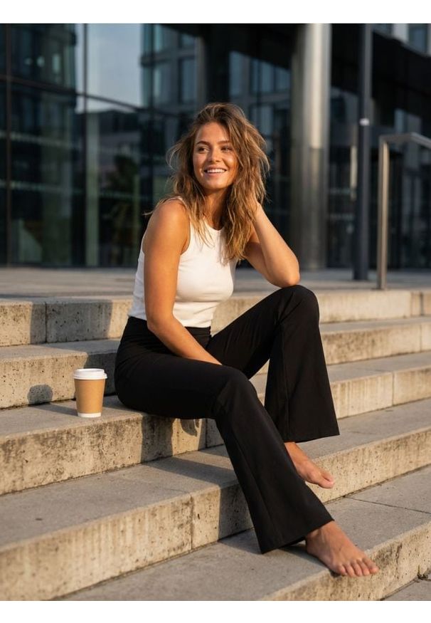 Sinsay - Sportowe legginsy flare - czarny. Kolor: czarny. Styl: sportowy