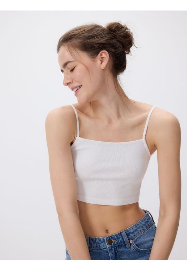 Reserved - Krótki top na ramiączkach - biały. Kolor: biały. Materiał: bawełna, dzianina. Długość rękawa: na ramiączkach. Długość: krótkie