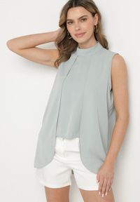 Born2be - Jasnozielona Asymetryczna Bluzka z Dłuższymi Bokami Fadeleira. Okazja: na co dzień. Kolor: zielony. Materiał: jeans. Długość: długie. Styl: klasyczny, elegancki, casual #3