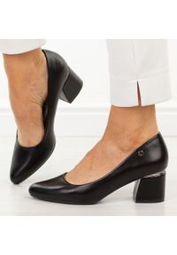 Czarne czółenka damskie na obacasie Vinceza 62292. Okazja: na co dzień. Kolor: czarny. Materiał: skóra. Szerokość cholewki: normalna. Sezon: wiosna, lato. Obcas: na obcasie. Styl: wizytowy, casual, klasyczny, elegancki. Wysokość obcasa: średni #1