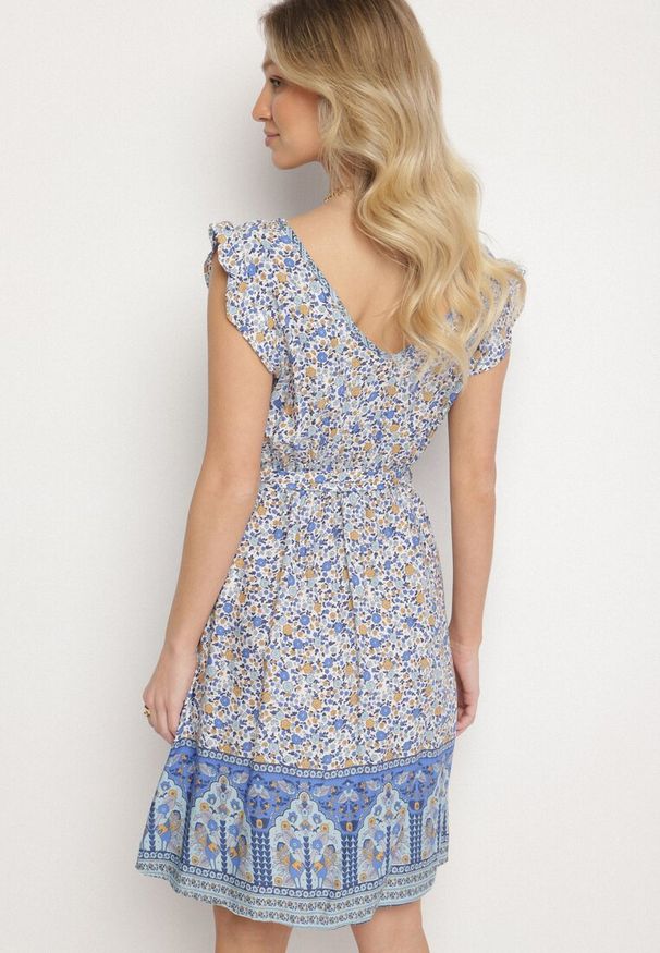 Born2be - Niebieska Wiskozowa Sukienka o Rozkloszowanym Kroju z Wiązanym Paskiem Sepona. Okazja: na co dzień. Typ kołnierza: dekolt w kształcie V. Kolor: niebieski. Materiał: wiskoza. Wzór: aplikacja. Styl: casual, elegancki